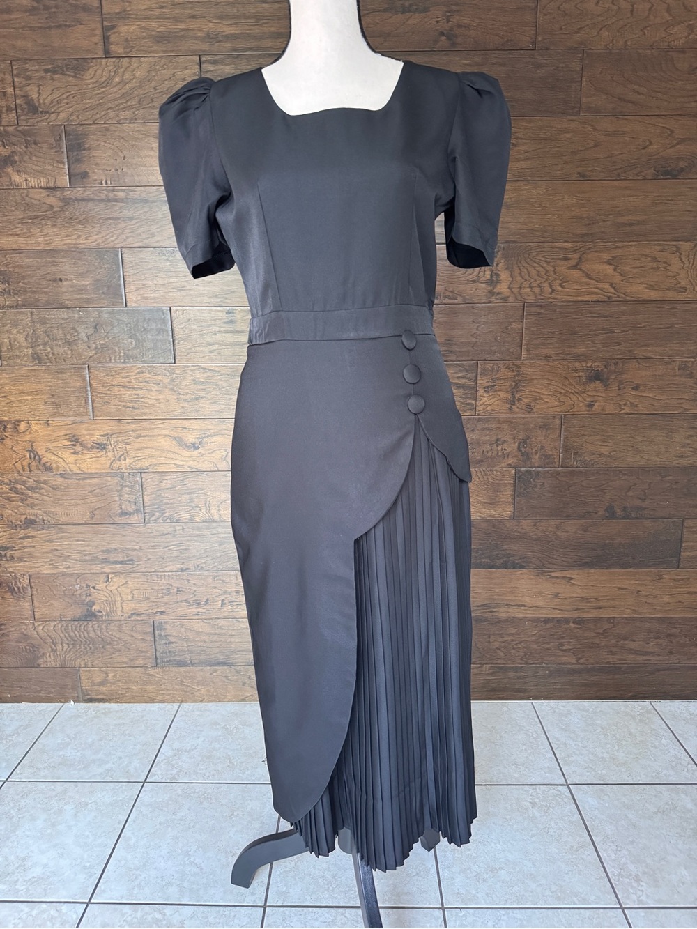 Elegant Black Puff-Sleeve Midi Dress with Pleated Skirt